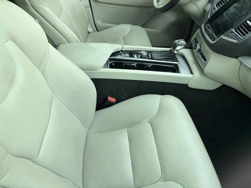 2018 Volvo XC90 T5 Momentum