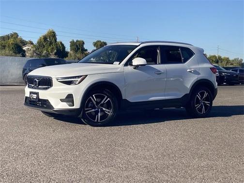 2025 Volvo XC40 B5 Core Bright Theme