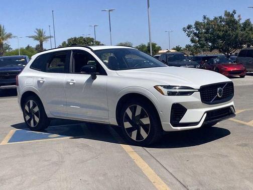 2025 Volvo XC60 Plug-In Hybrid T8 Plus