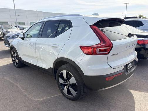 Ice White 2020 Volvo XC40 T5 Momentum