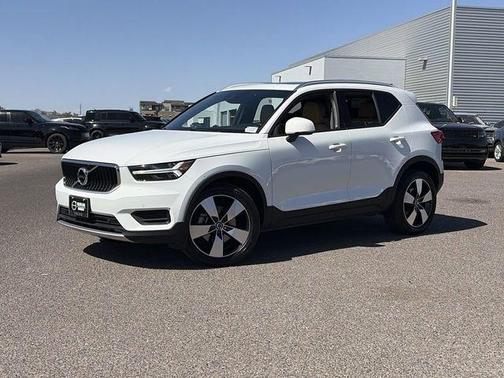 Ice White 2020 Volvo XC40 T5 Momentum