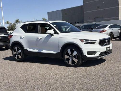 Ice White 2020 Volvo XC40 T5 Momentum