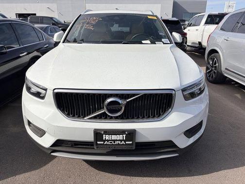 Ice White 2020 Volvo XC40 T5 Momentum