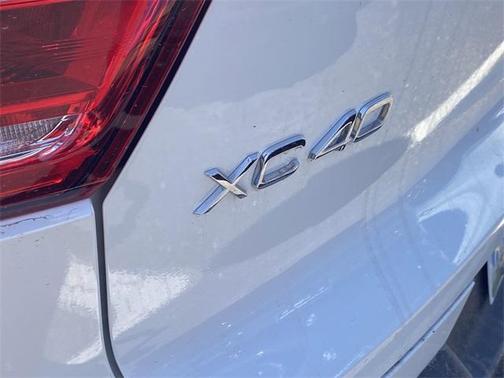 2025 Volvo XC40 B5 Core Bright Theme
