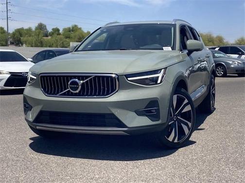 2025 Volvo XC40 B5 Ultra Bright Theme