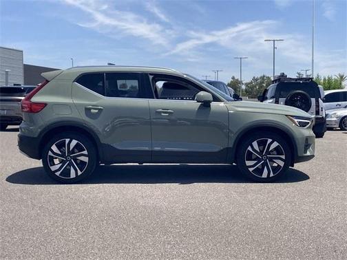 2025 Volvo XC40 B5 Ultra Bright Theme