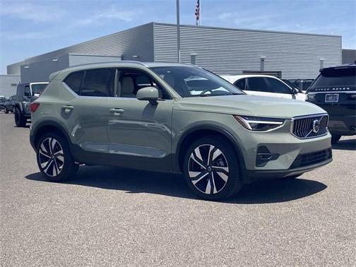 2025 Volvo XC40 B5 Ultra Bright Theme