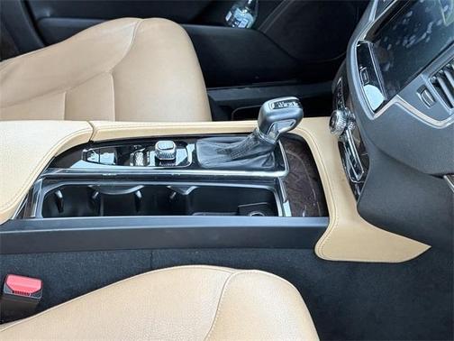 2019 Volvo XC90 T6 Momentum