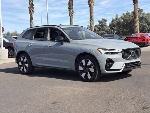 2025 Volvo XC60 Plug-In Hybrid T8 Plus