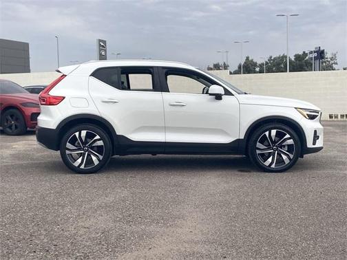 2023 Volvo XC40 B4 Plus Bright Theme