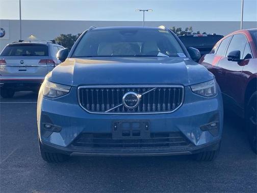 2023 Volvo XC40 B5 Plus Bright Theme