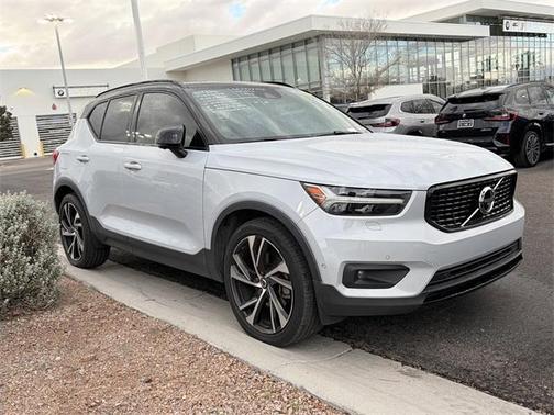2022 Volvo XC40 T5 R-Design