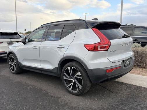 2022 Volvo XC40 T5 R-Design