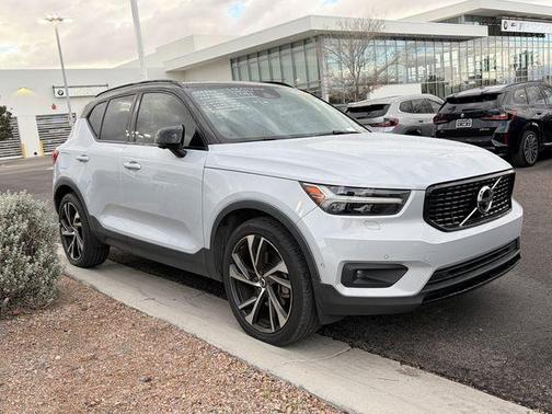 2022 Volvo XC40 T5 R-Design