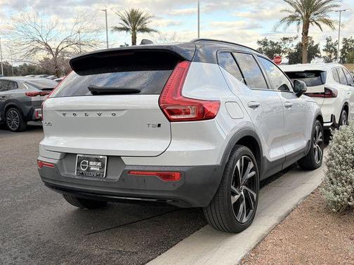 2022 Volvo XC40 T5 R-Design