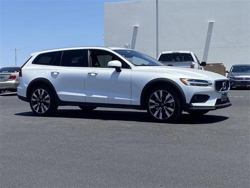 Photo 4 of 34 of 2021 Volvo V60 Cross Country T5