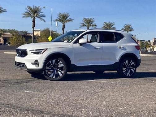 2024 Volvo XC40 B5 Plus Bright Theme