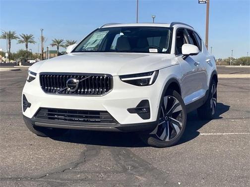 2024 Volvo XC40 B5 Plus Bright Theme