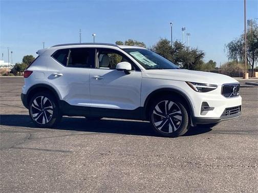 2024 Volvo XC40 B5 Plus Bright Theme