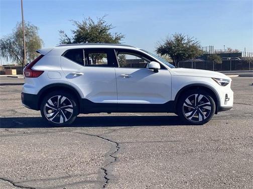 2024 Volvo XC40 B5 Plus Bright Theme