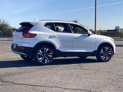 2024 Volvo XC40 B5 Plus Bright Theme