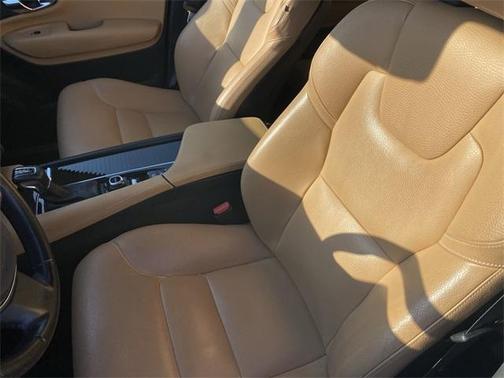 2017 Volvo XC90 T6 Momentum