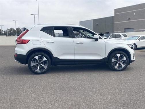 2025 Volvo XC40 B5 Core Bright Theme