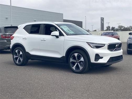 2025 Volvo XC40 B5 Core Bright Theme