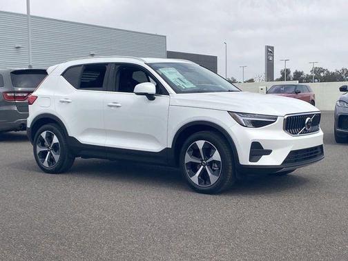 2025 Volvo XC40 B5 Core Bright Theme