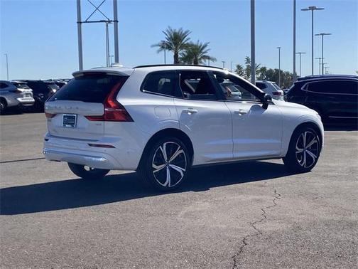 2022 Volvo XC60 B5 R-Design