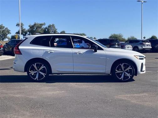 2022 Volvo XC60 B5 R-Design