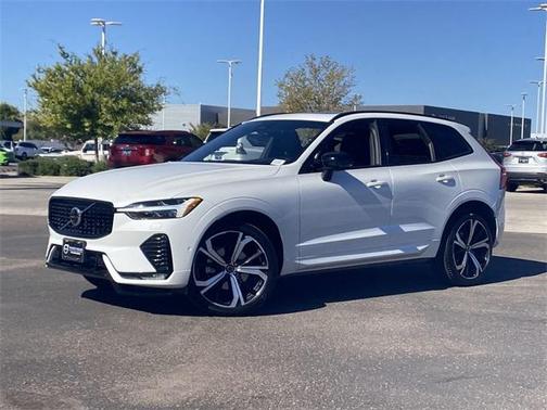 2022 Volvo XC60 B5 R-Design