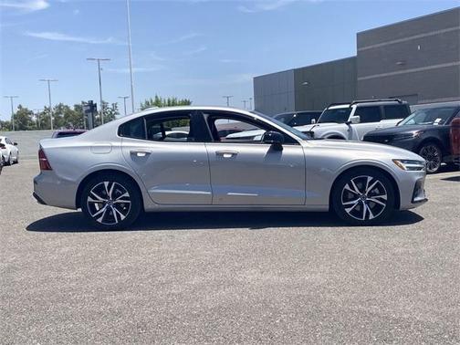 2024 Volvo S60 B5 Core Dark Theme