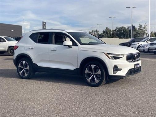 2023 Volvo XC40 B5 Plus Bright Theme