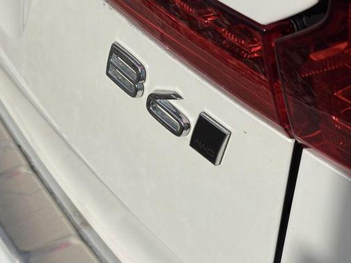 2023 Volvo XC60 B6 Ultimate Bright Theme