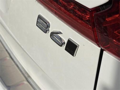 2023 Volvo XC60 B6 Ultimate Bright Theme