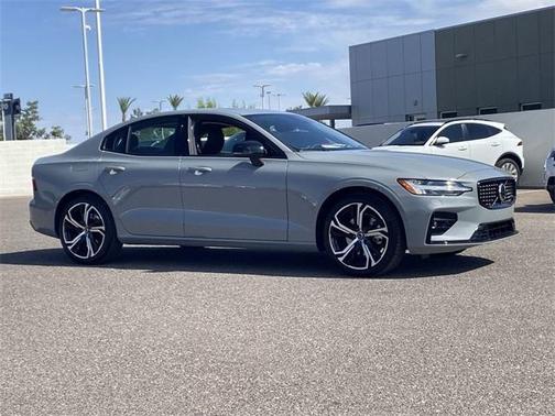 2024 Volvo S60 B5 Plus Dark Theme
