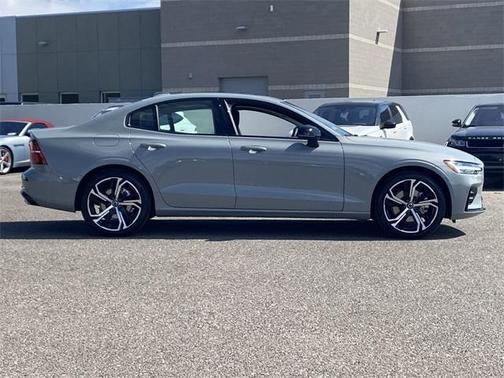 2024 Volvo S60 B5 Plus Dark Theme