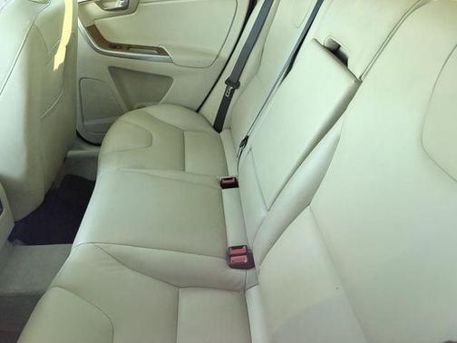 Ice White 2015 Volvo XC60 T6 Platinum