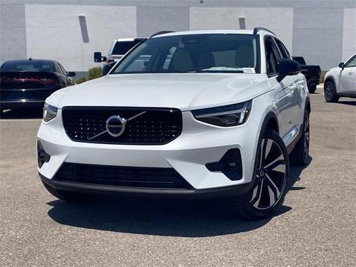 2025 Volvo XC40 B5 Plus Dark Theme