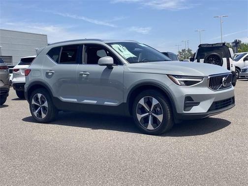 2025 Volvo XC40 B5 Core Bright Theme