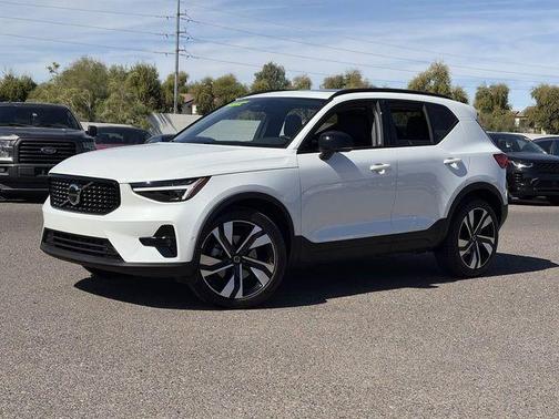 2025 Volvo XC40 B5 Plus Dark Theme