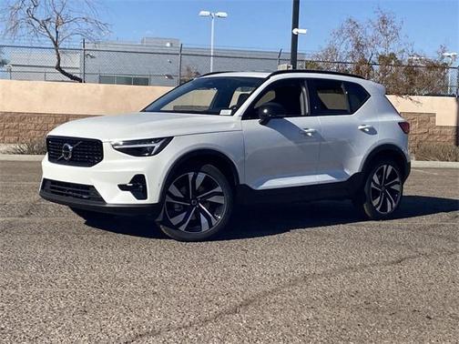 2025 Volvo XC40 B5 Ultra Dark Theme