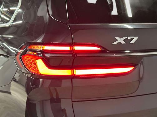 Black Sapphire Metallic 2023 BMW X7 xDrive40i