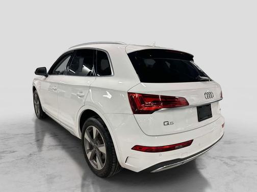 Ibis White 2022 Audi Q5 40 Premium Plus