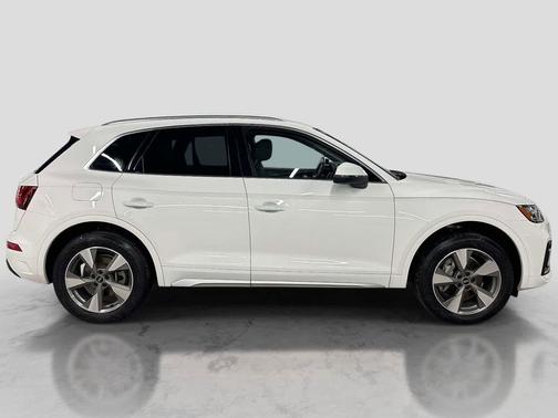 Ibis White 2022 Audi Q5 40 Premium Plus