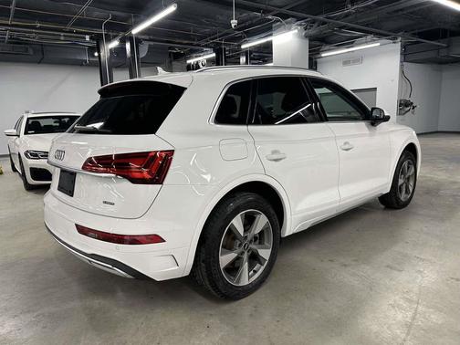 Ibis White 2022 Audi Q5 40 Premium Plus