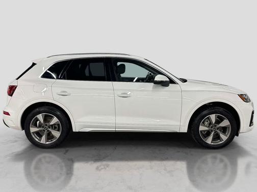 Ibis White 2022 Audi Q5 40 Premium Plus