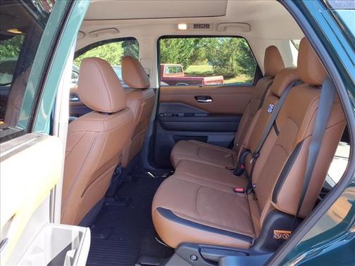 2025 Nissan Pathfinder Platinum 4WD
