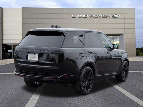 Santorini Black Metallic 2026 Land Rover Range Rover P550e SE